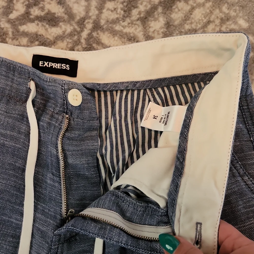 Express Men Shorts - Picture 2 of 7